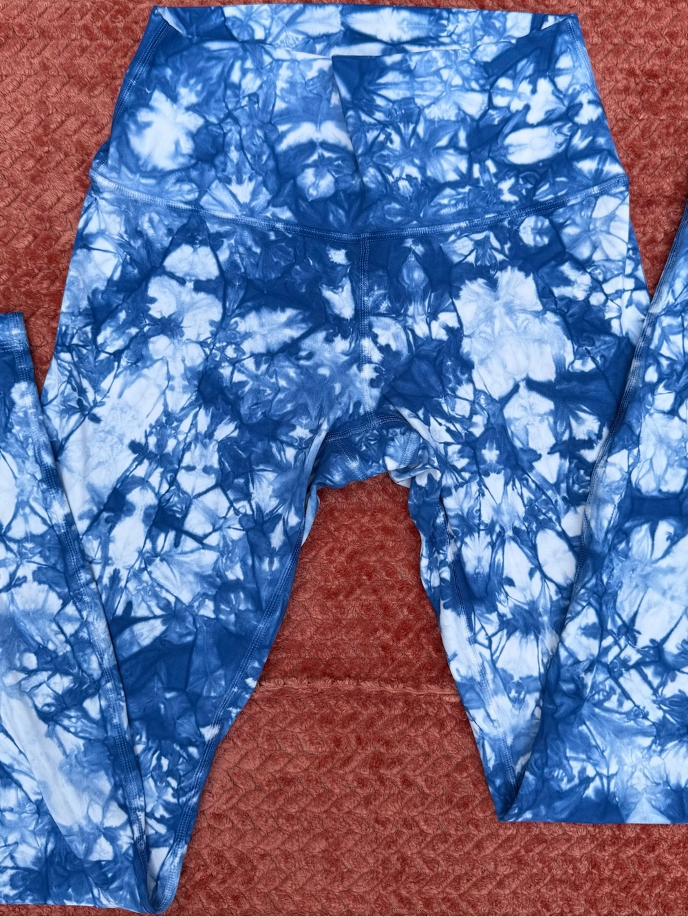 Lululemon women’s blue cloudy style long ankle legging size 6 perfect condition